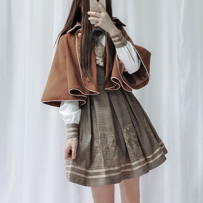 Conjunto de capa de lana con vestido a cuadros bordado