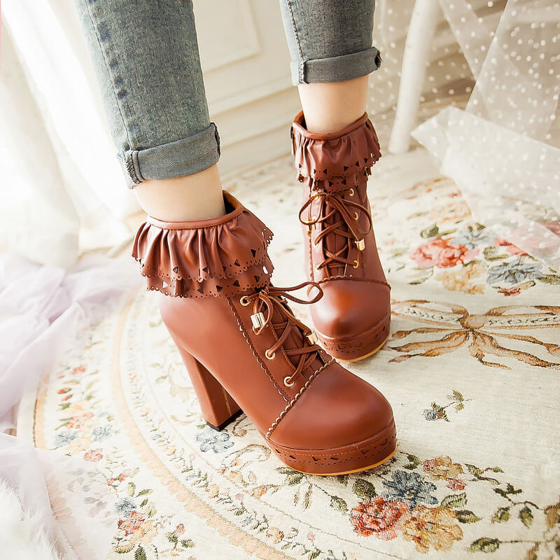 Schnürstiefel mit Blumenabsatz