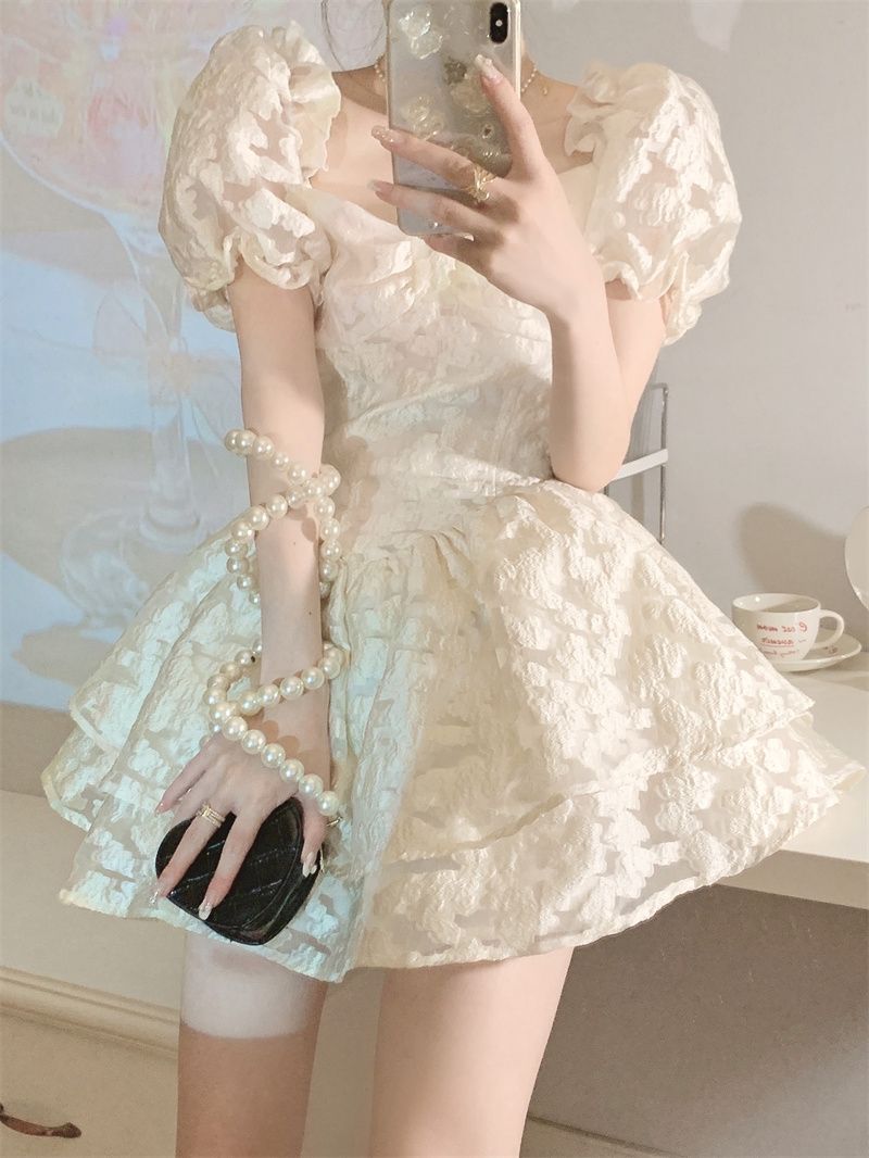 Vestido abullonado con mangas abullonadas y cintura ceñida que adelgaza