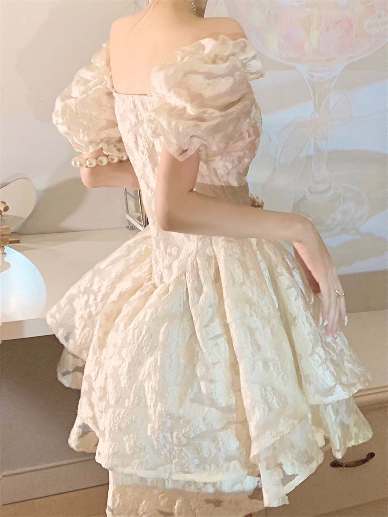 Vestido abullonado con mangas abullonadas y cintura ceñida que adelgaza