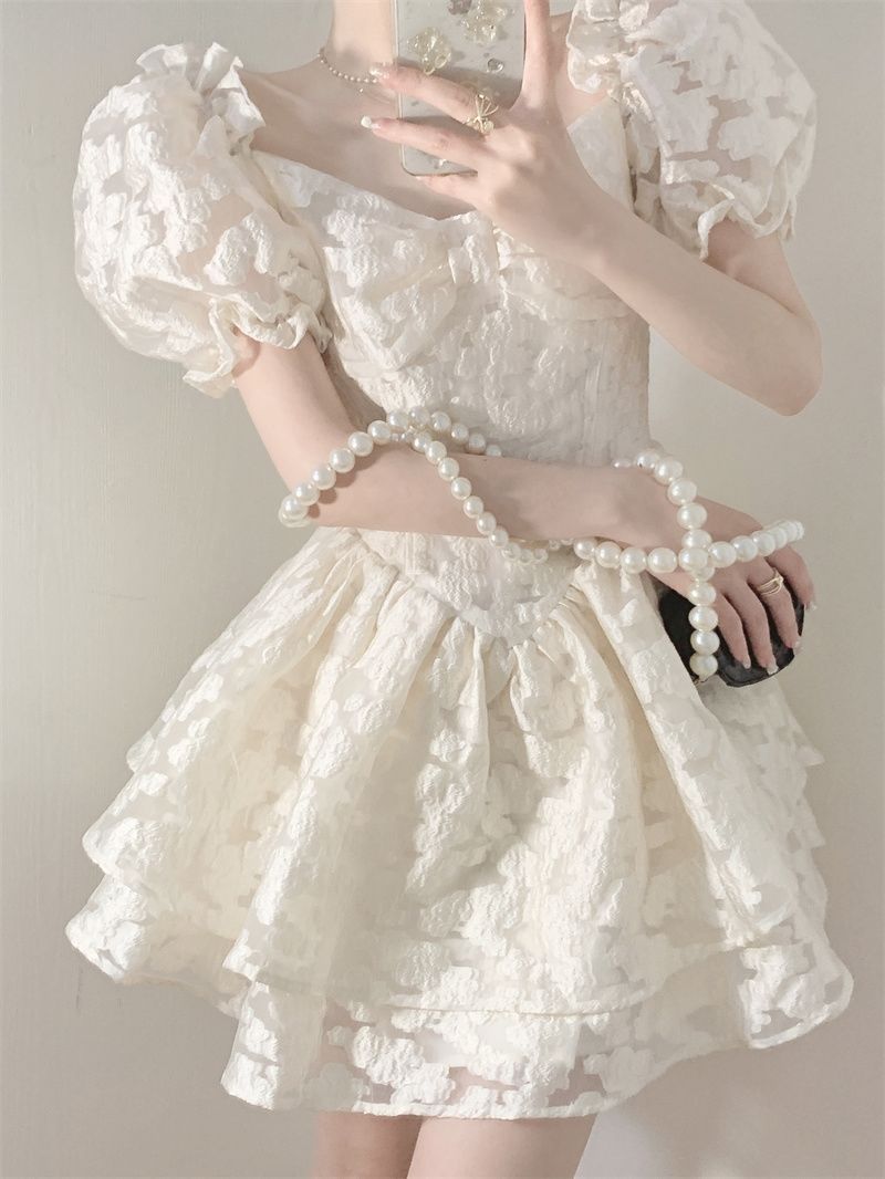 Vestido abullonado con mangas abullonadas y cintura ceñida que adelgaza