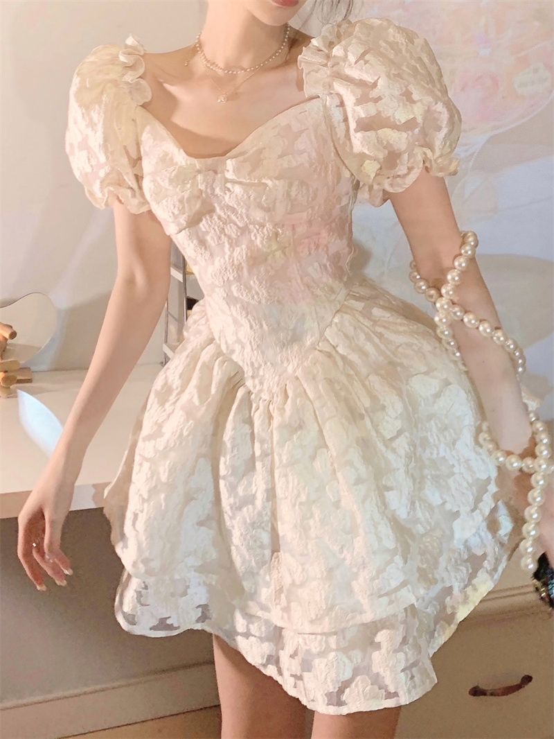 Vestido abullonado con mangas abullonadas y cintura ceñida que adelgaza