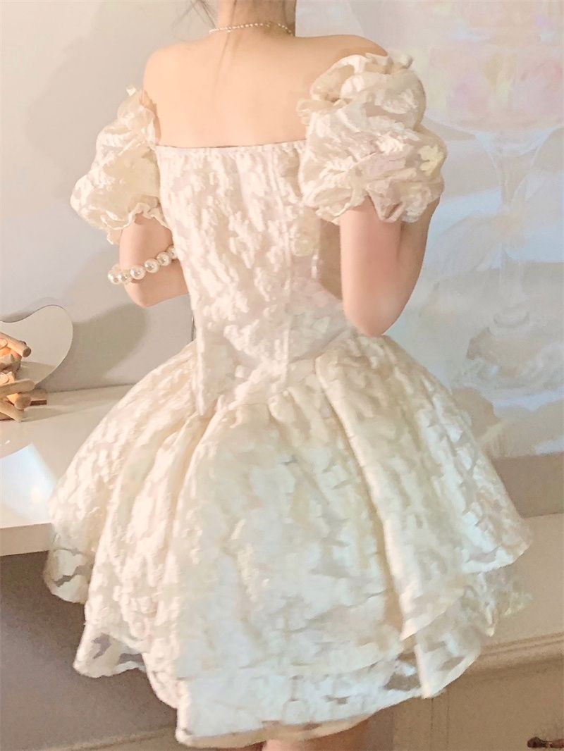 Vestido abullonado con mangas abullonadas y cintura ceñida que adelgaza