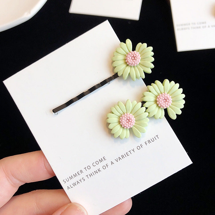 Daisy flower clip