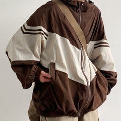 Chaqueta exterior con capucha y color en contraste