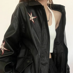 Chaqueta vintage de cuero sintético con estrellas bordadas